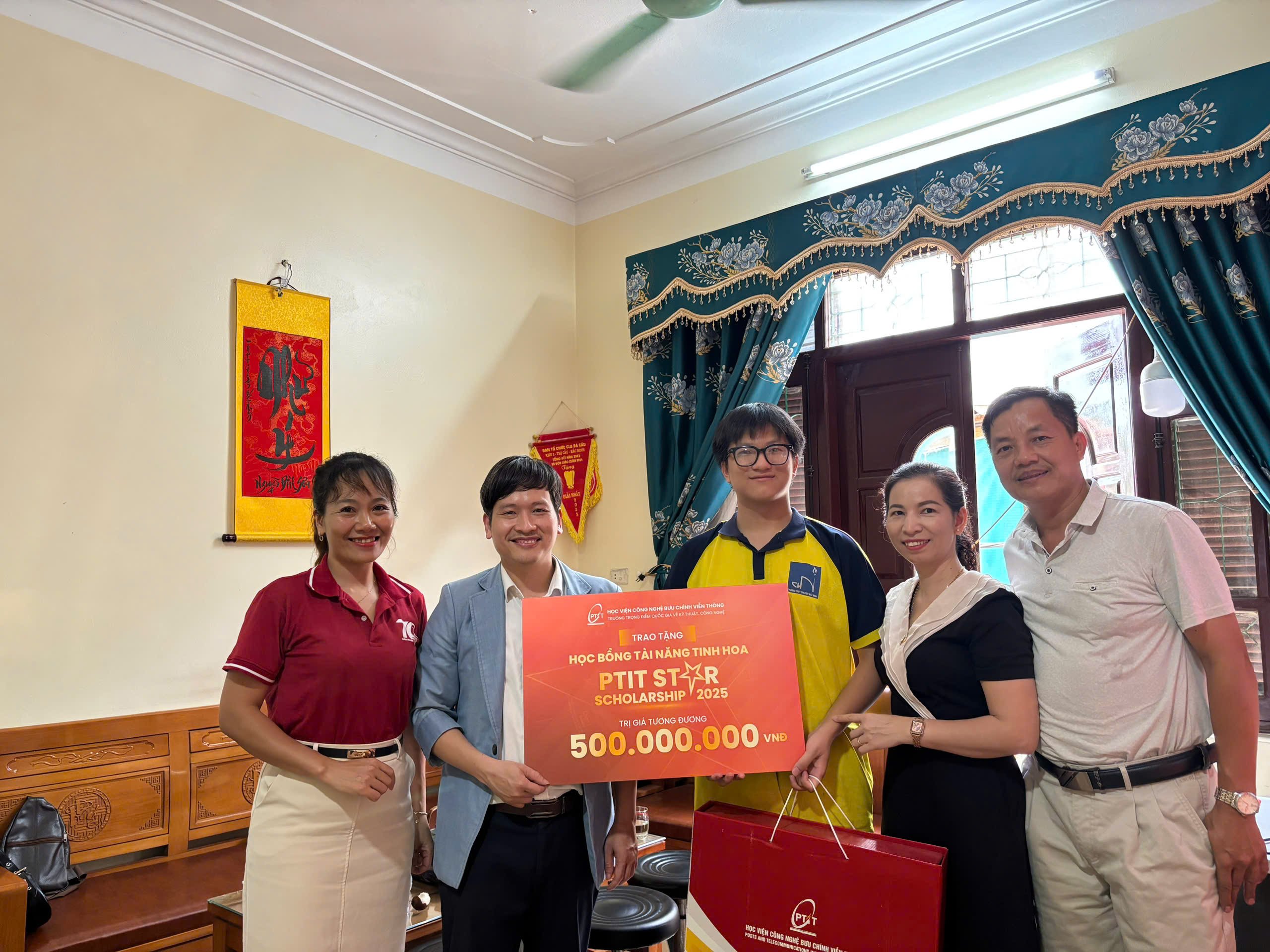 PTIT trao tặng học bổng Tài năng trị giá 500 triệu cho các thí sinh tuyển thẳng
