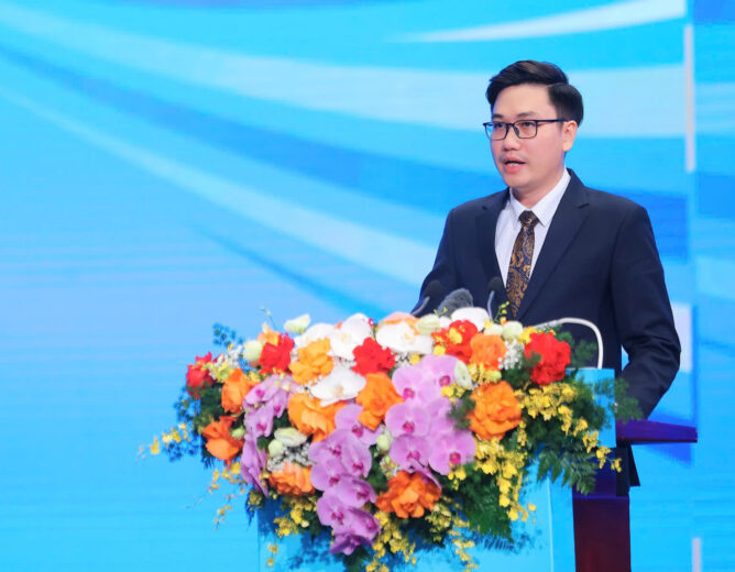TS. Vũ Hoài Nam – Giảng viên khoa AI PTIT phát biểu tại Lễ kỷ niệm 80 năm ngành Bưu chính Viễn thông, 66 năm ngành Khoa học & Công nghệ và Đại hội Thi đua yêu nước lần thứ I
