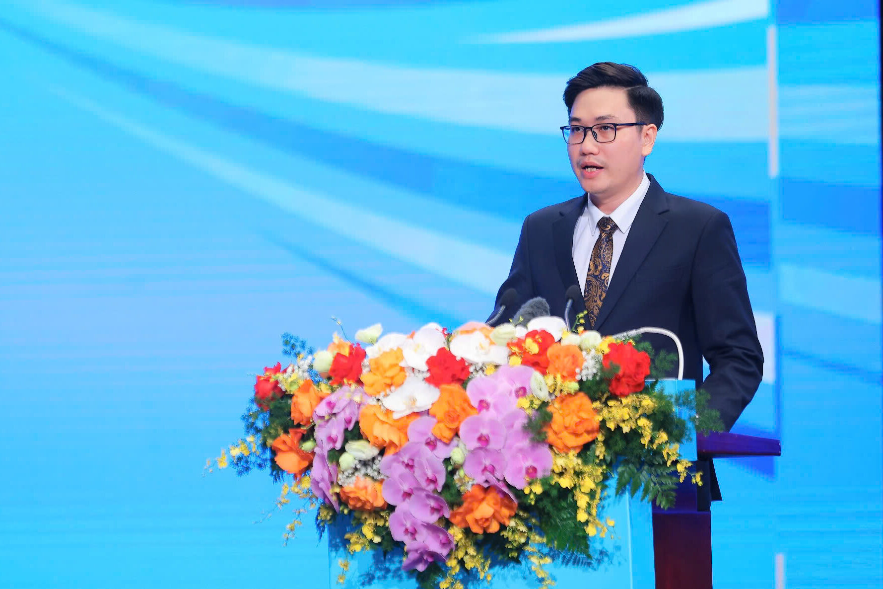TS. Vũ Hoài Nam – Giảng viên khoa AI PTIT phát biểu tại Lễ kỷ niệm 80 năm ngành Bưu chính Viễn thông, 66 năm ngành Khoa học & Công nghệ và Đại hội Thi đua yêu nước lần thứ I