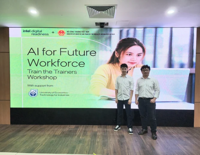Giảng viên khoa AI PTIT hướng dẫn khóa Training of Trainers chương trình “AI for Future Workforce” của Intel.