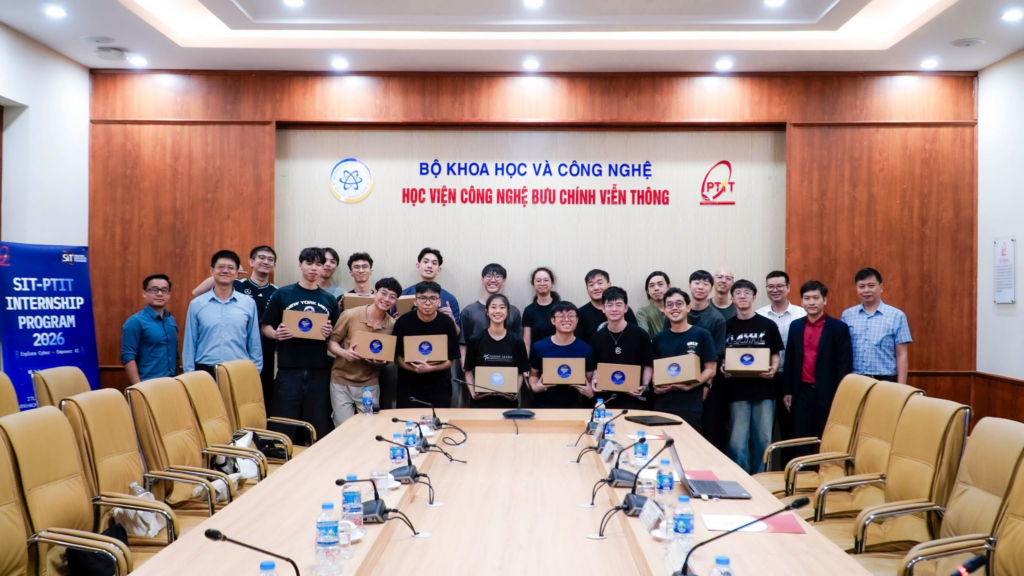 Đại biểu, giảng viên PTIT và 19 sinh viên Học viện Công nghệ Singapore chụp ảnh lưu niệm tại Lễ khai mạc chương trình.