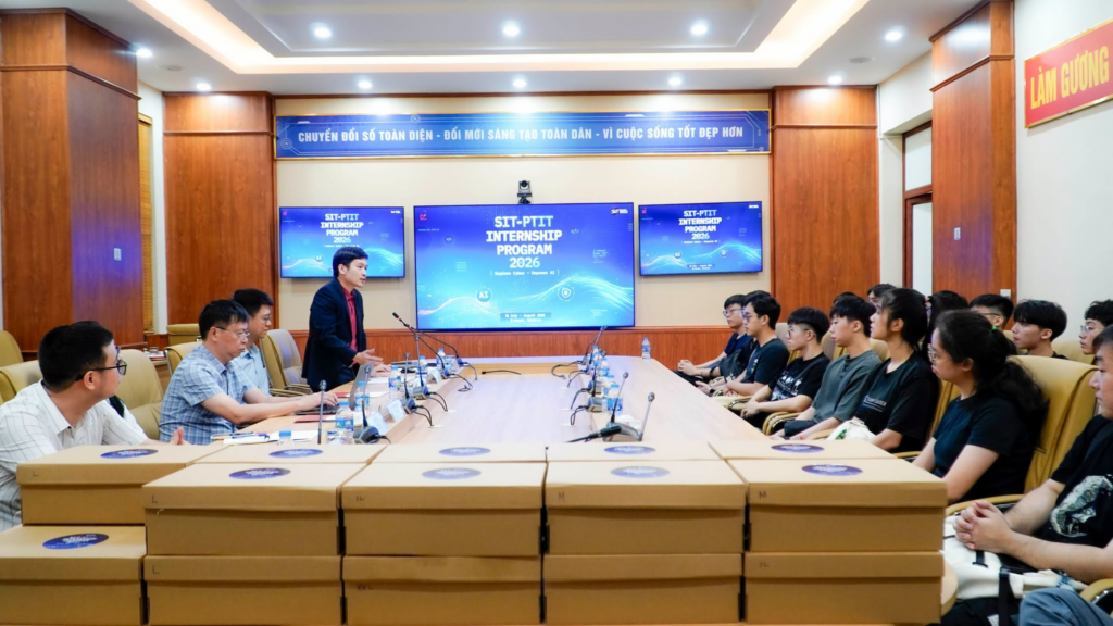 TS. Trần Tiến Công – Phó Trưởng khoa Trí tuệ nhân tạo phát biểu chào mừng đoàn sinh viên Học viện Công nghệ Singapore tại Lễ khai mạc Chương trình thực tập quốc tế SIT–PTIT 2026.